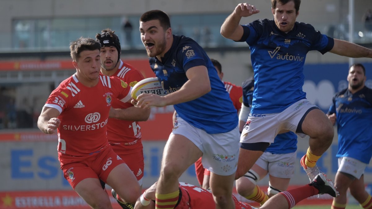 Un jugador de la Santboiana  avanza metros ante SilverStorm El Salvador / A. ELÍAS