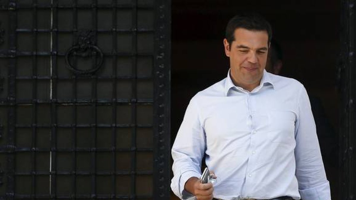 Tsipras sale de su residencia con destino a la reunión de Gobierno.-STOYAN NENOV / REUTERS