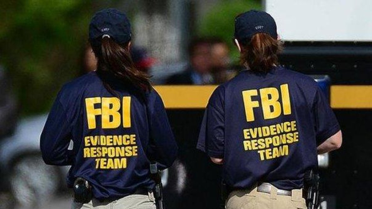 Agentes del FBI.-