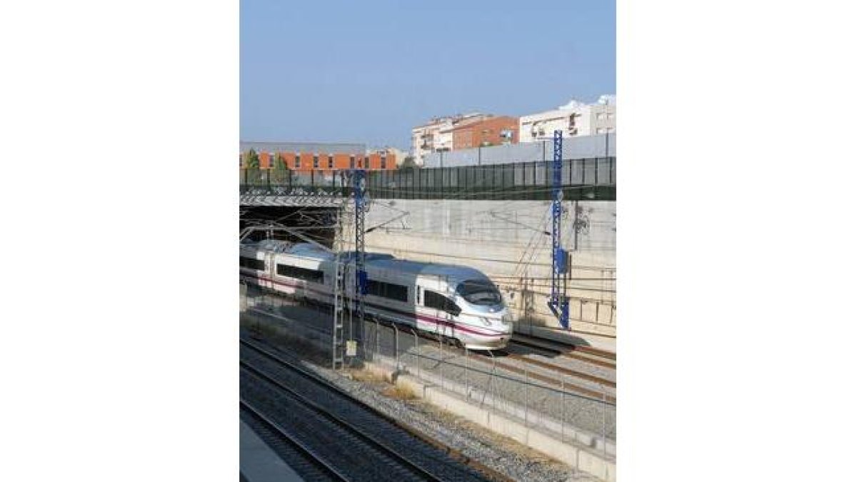 Un AVE circula a la altura de Vilafranca del Penedès.-DIEGO CALDERÓN
