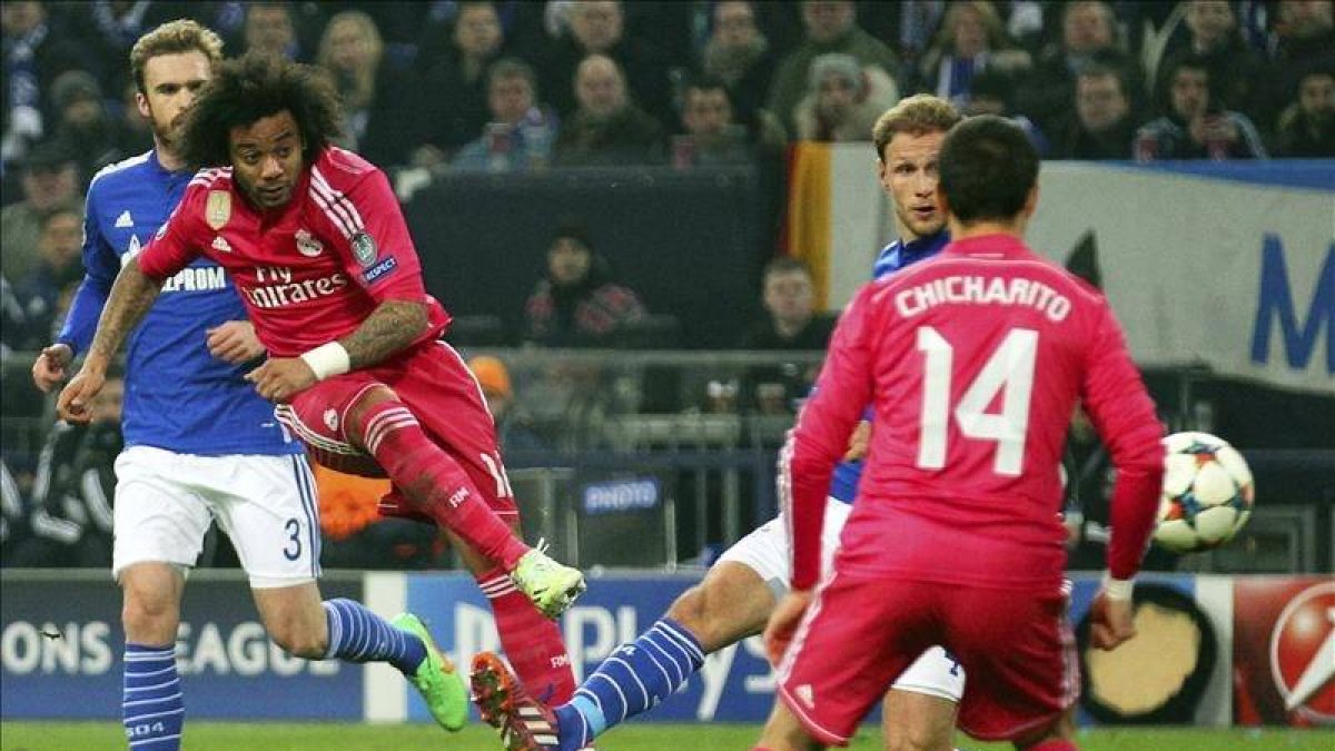 El defensa brasileño del Real Madrid, Marcelo Vieira (2i) marca el 0-2 durante el partido ante el Shalke 04 de ida de octavos de final de la Liga de Campeones contra el Schalke 04 .-EFE