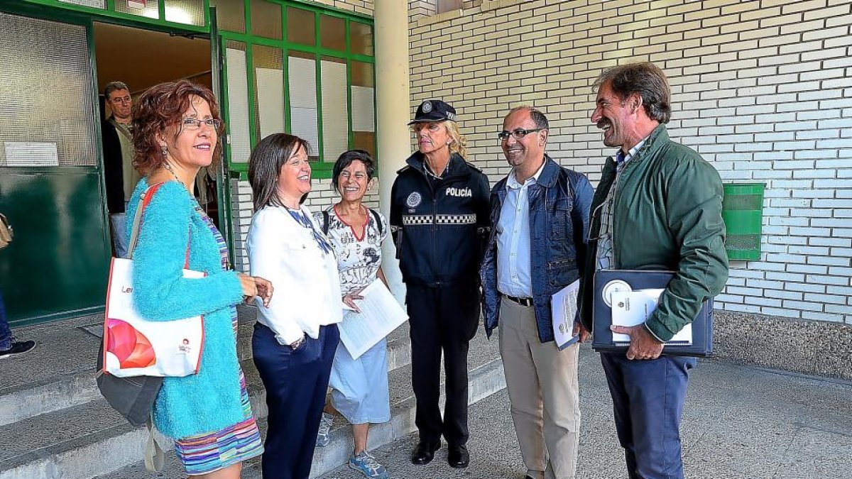 Luis Vélez promueve la bici en el Antonio Tovar junto con su directora, Roberto Riol y la jefa de policía.-E.M.
