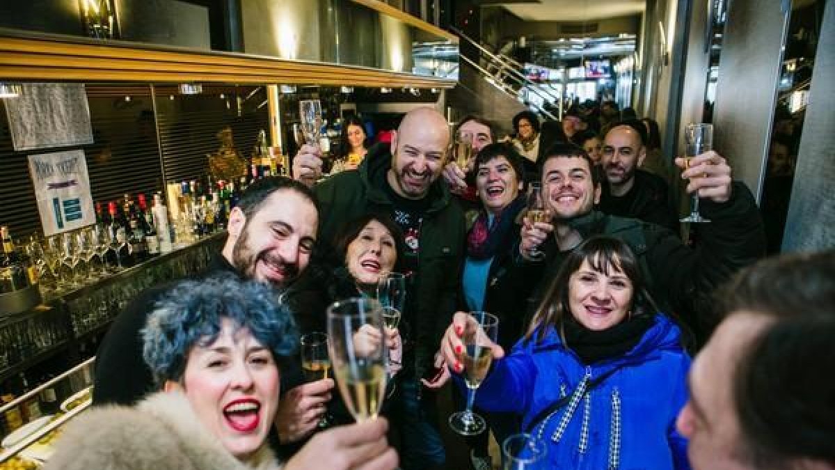 Un quinto premio de la Loteria de Navidad vendido en en Soria. En la imagen, celebración en el bar Queru, dónde se vendieron los décimos premiados.-ICAL