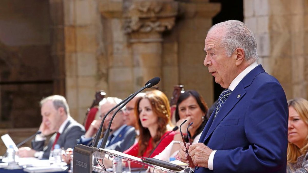 Javier Amoedo, Porcurador del Común, durante su intervención en el Pleno de las Cortes.-ICAL