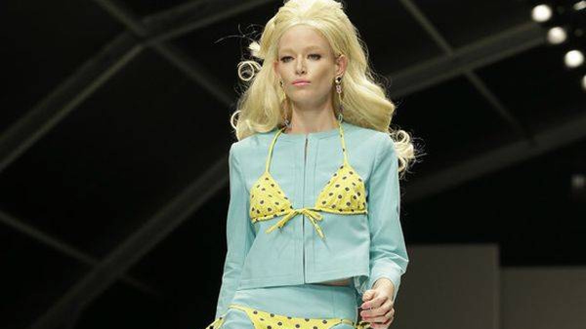 Una de las modelos luce la propuesta más excéntrica de Moschino, en Milán.-Foto: ANTONIO CALANNI / AP