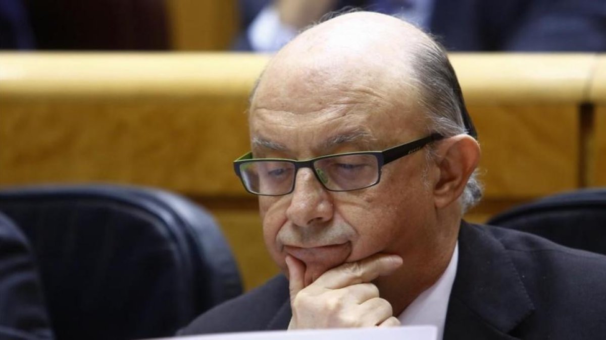 El ministro de Hacienda, Cristóbal Montoro, el pasado 21 de febrero en el Senado.-AGUSTÍN CATALÁN