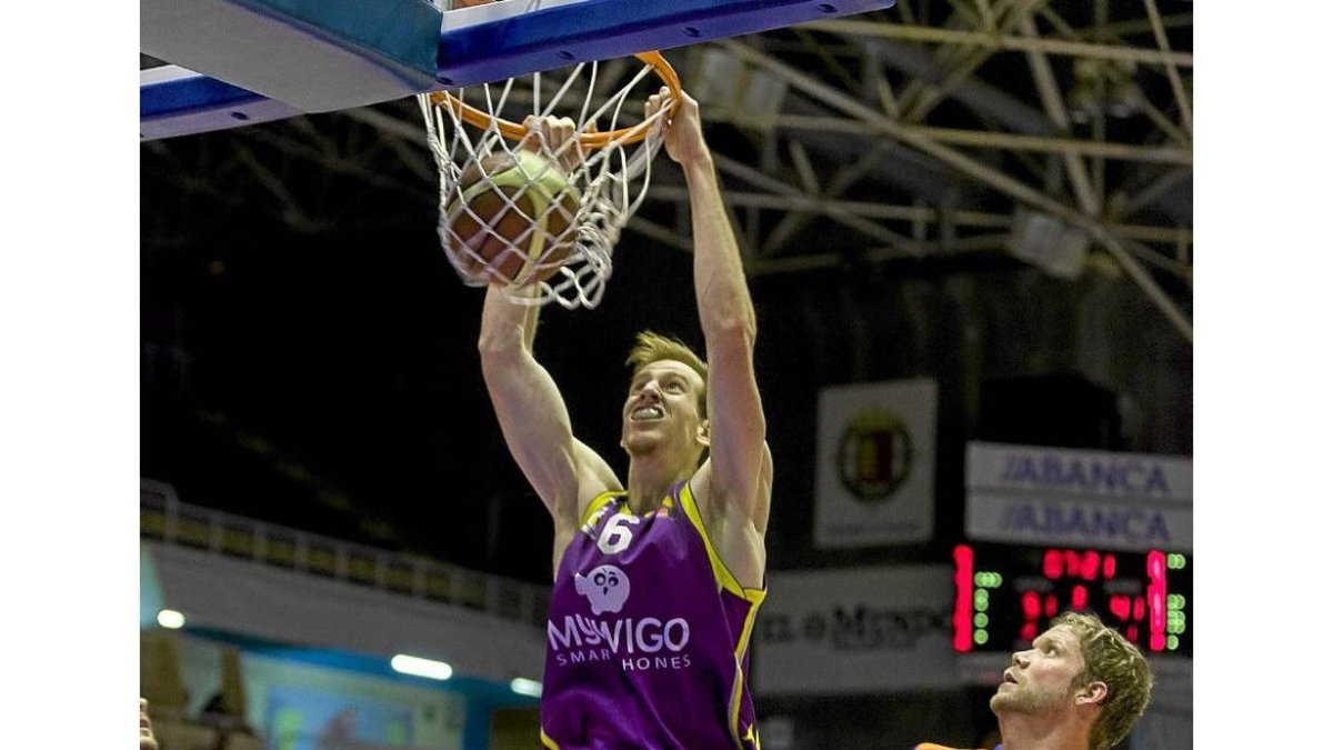Javi Lucas machaca el aro en el partido contra Burgos-Pablo Requejo
