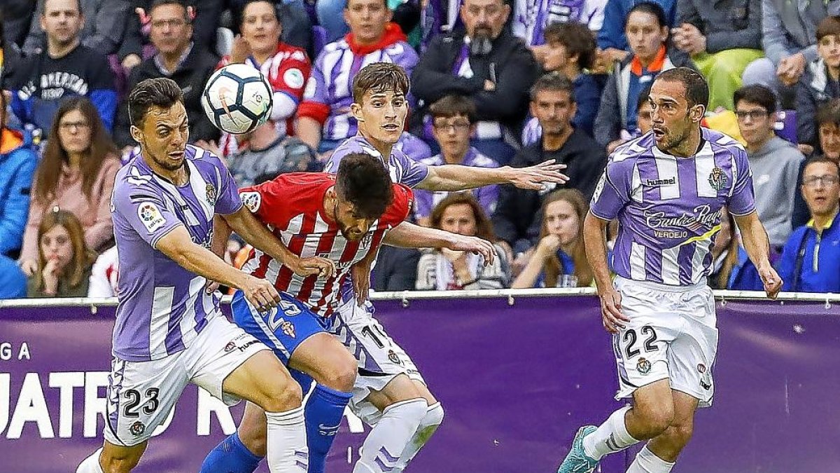 Plano, Toni y Nacho rodean a Calavera, en el RealValladolid-Sporting de la promoción.-J.M. LOSTAU