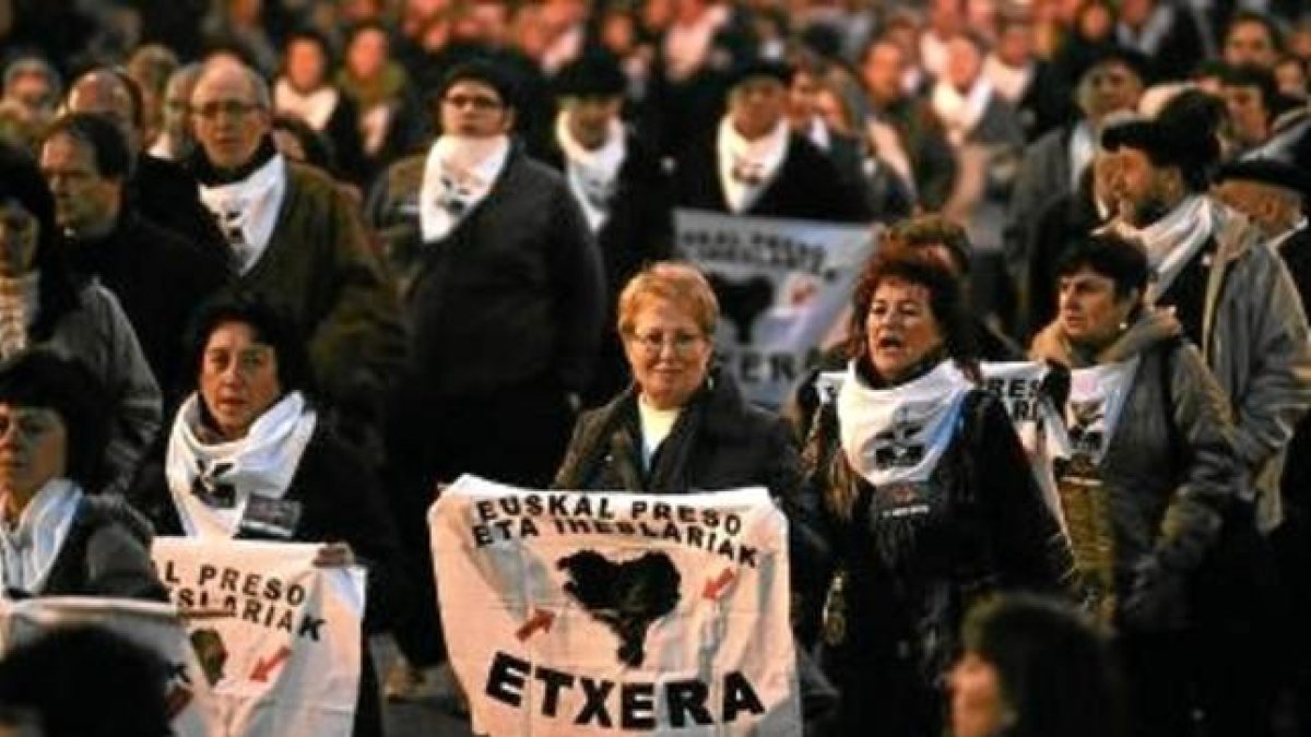 Un grupo de 750 antiguos presos ha apoyado la estrategia de Sortu y pide el apoyo de la sociedad para lograr el acercamiento a Euskadi de los reclusos etarras.-REUTERS / VINCENT WEST