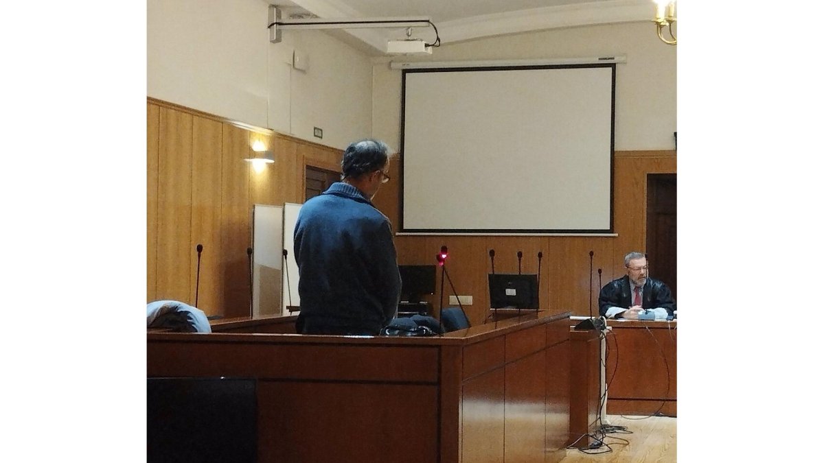 El masajista, de pie, al inicio del juicio en la Audiencia de Valladolid.- EUROPA PRESS