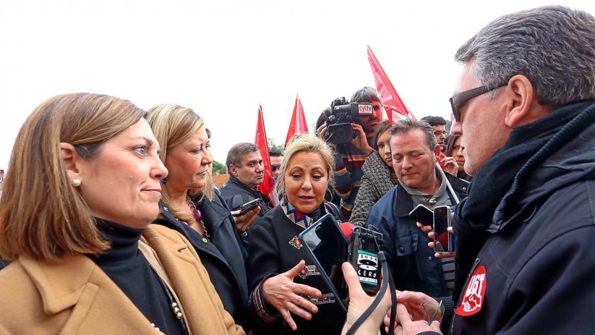 Las consejeras Milagros Marcos, Pilar del Olmo y Rosa Valdeón atienden a los trabajadores de Lauki concentrados en ante las Cortes.-ICAL