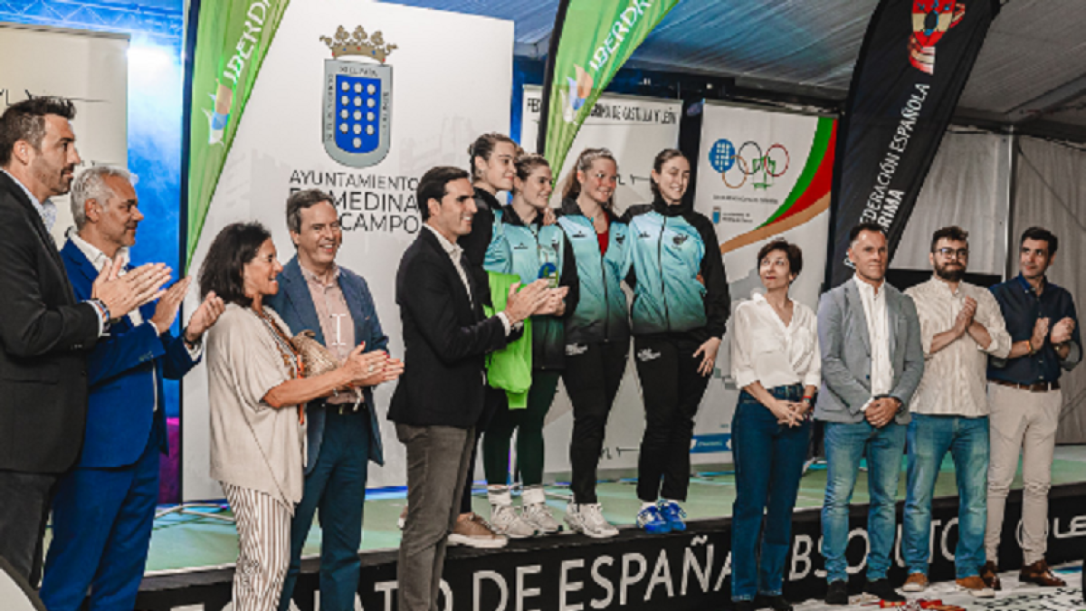 Entrega de premios del Campeonato de España de florete femenino celebrado en Medina del campo. / EL MUNDO