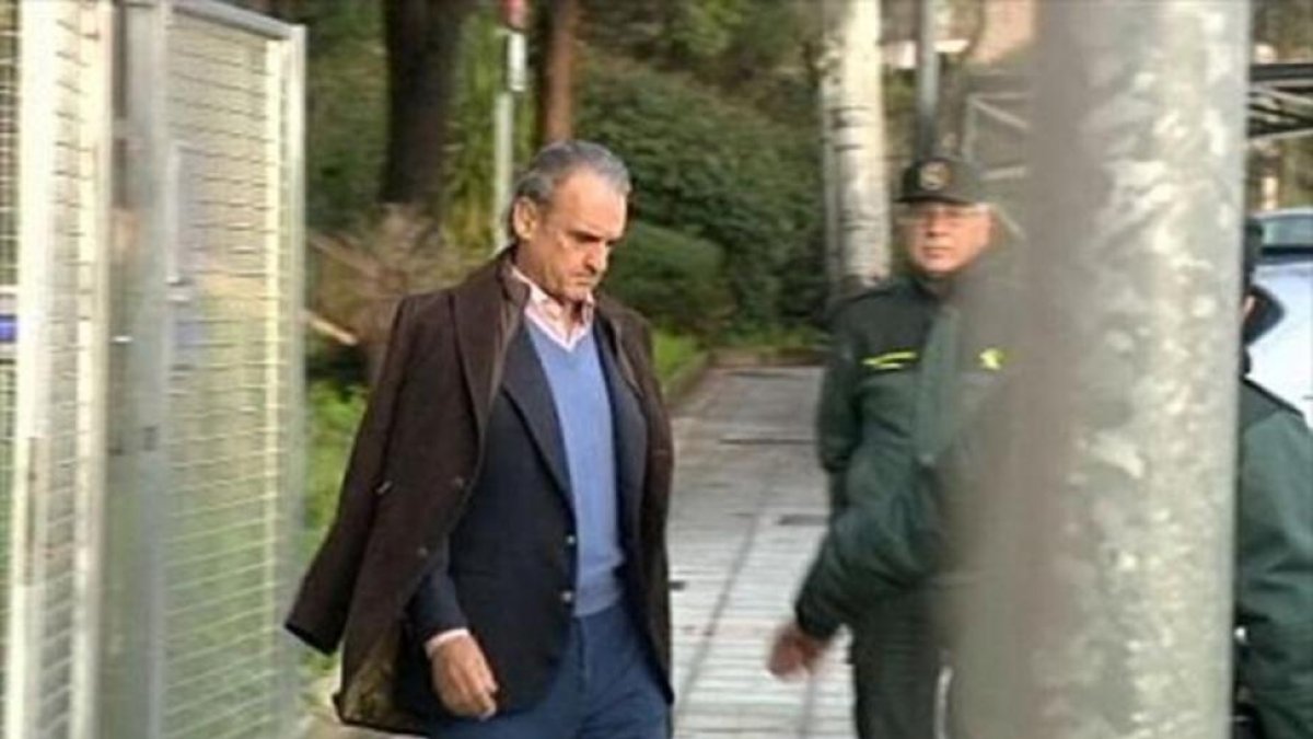 Mario Conde se dirige a la Audiencia Nacional, custodiado por la Guardia Civil.-