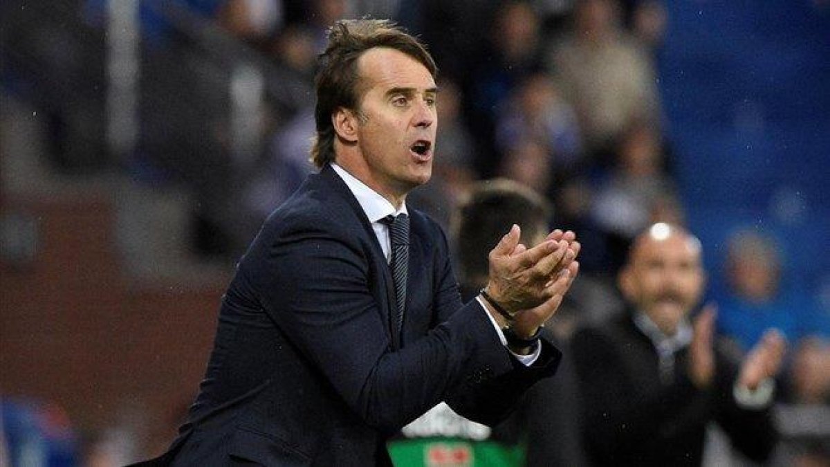 Lopetegui intenta animar a sus jugadores en Mendizorroza durante el Alavés-Madrid.-REUTERS / VINCENT WEST
