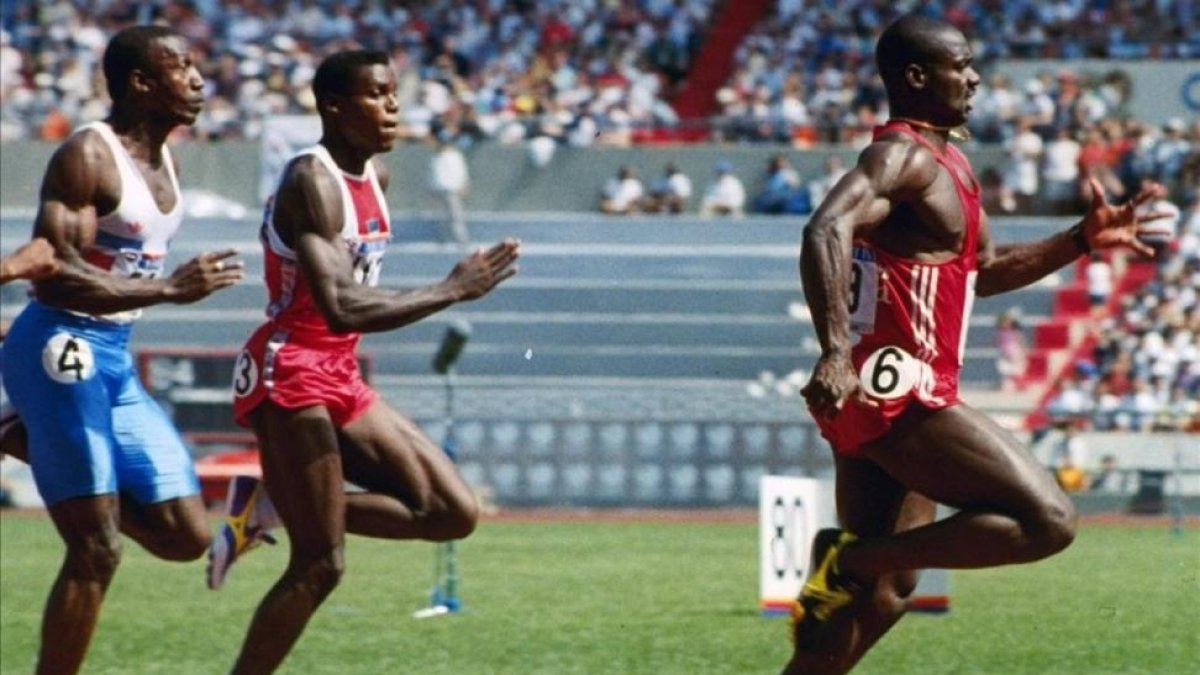 Ben Johnson cruza la meta en la final de Seúl, dos cuerpos por delante de Carl Lewis.-GARY KEMPER / Ap
