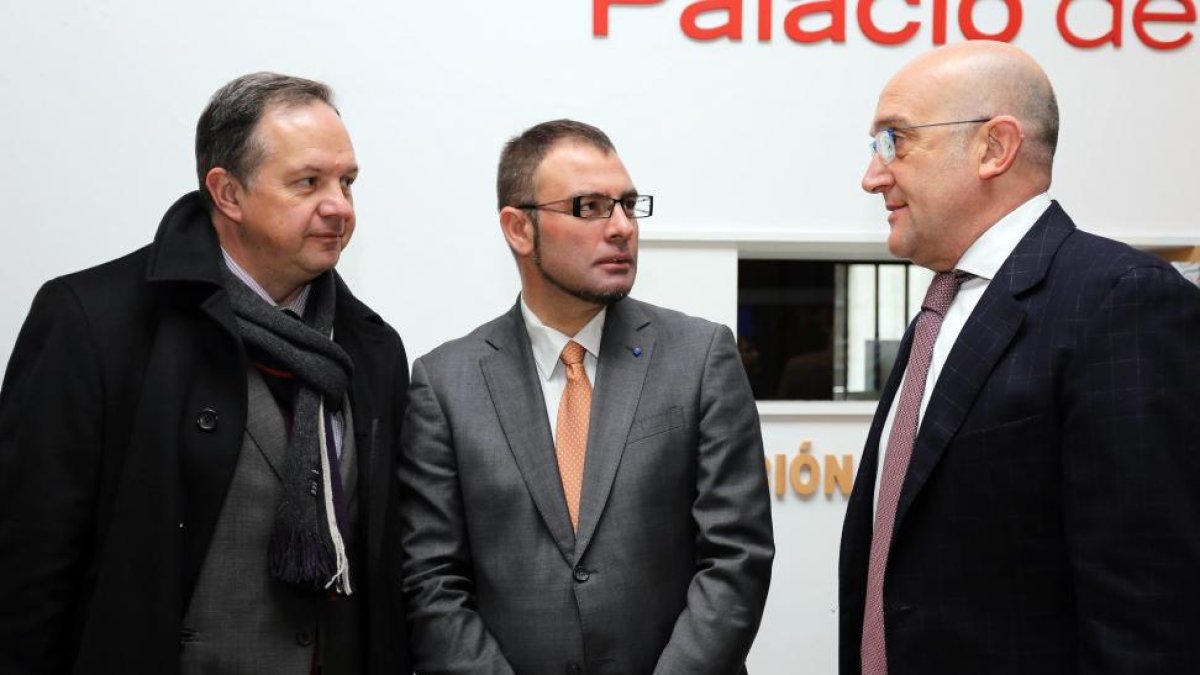La corporación provincial de la Diputación de Valladolidcon su presidente, Jesús Julio Carnero (D), ofrece una recepción navideña a los medios de comunicación. Junto a él, el director de la Agencia Ical, Luis Miguel Torres (C), y el de Onda Cero y Antena-Ical