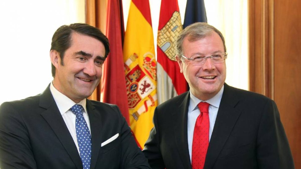 El consejero de Fomento y Medio Ambiente, Juan Carlos Suárez-Quiñones, mantiene un encuentro con el alcalde de León, Antonio Silván-ICAL