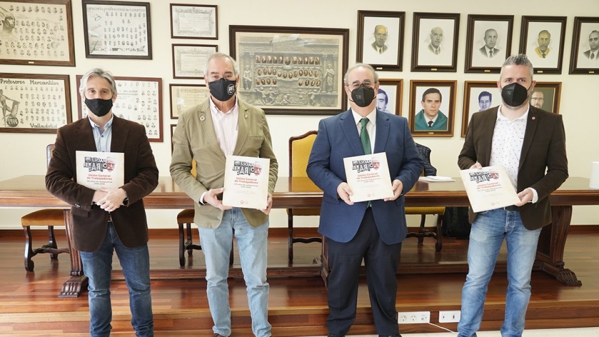 Los vicepresidentes de la Fundación Fermín Carnero, Evelio Angulo y Raúl Santa Eufemia, y el profesor titular de Historia de la Universidad de Valladolid, Enrique Berzal, presentan el libro de los actos desarrollados en Castilla y León con motivo del 130 aniversario de la UGT. / ICAL
