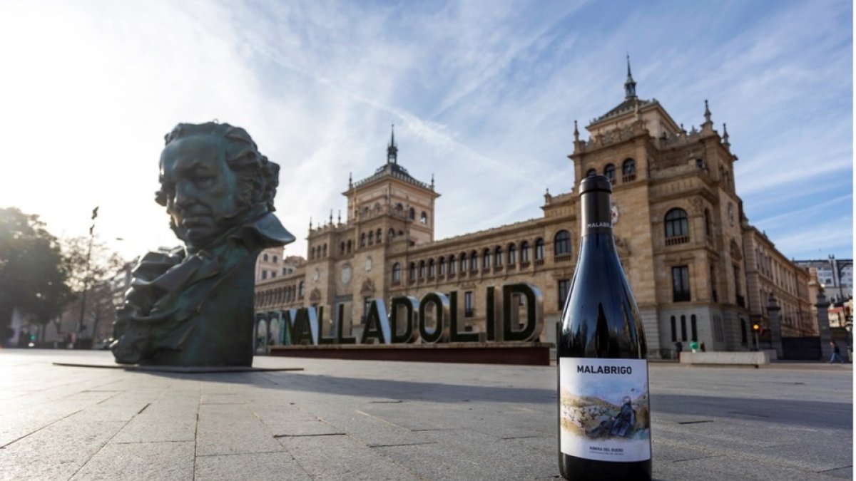 Una botella de vino de Cepa 21 junto a una estatua de los Goya en Plaza Zorrilla. CEPA 21