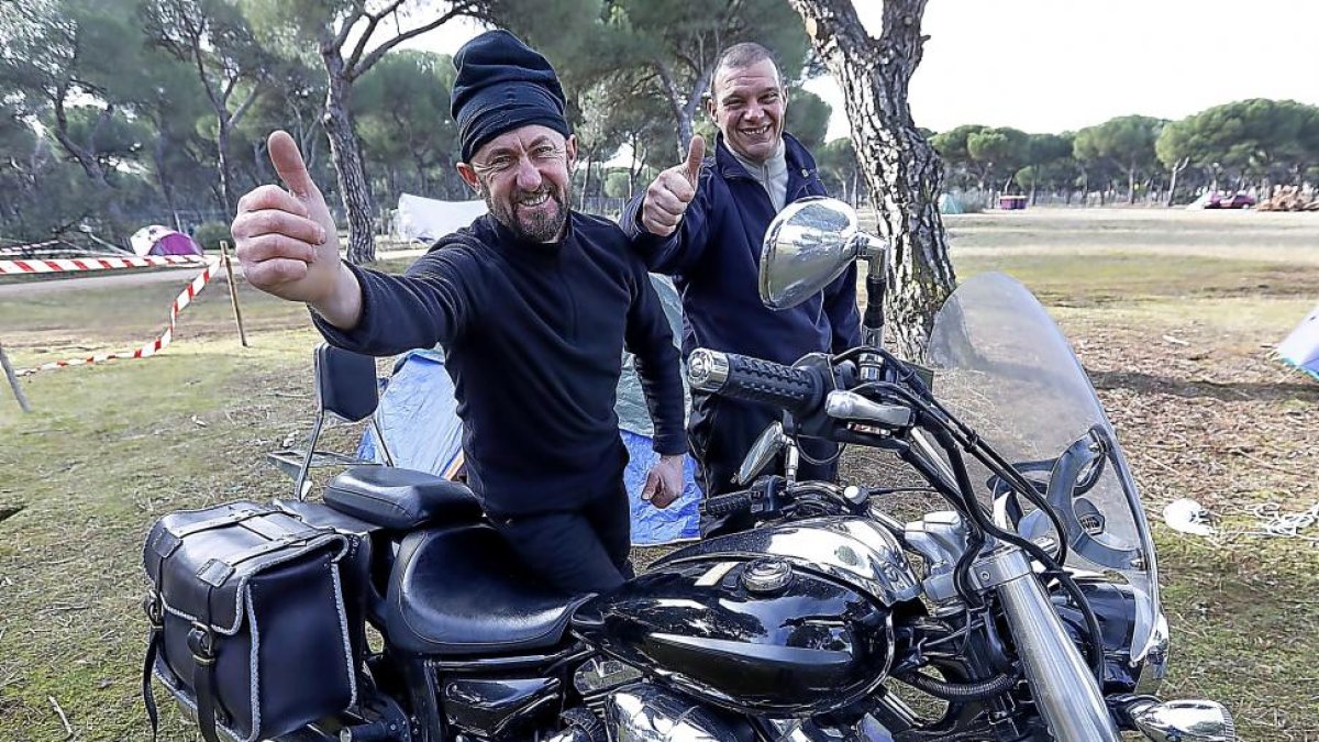Los italianos Sergio Giraudi y Gianluca Durbano, llegaron ayer al pinar tras salir el martes de Cúneo (Piamonte).-J.M.LOSTAU