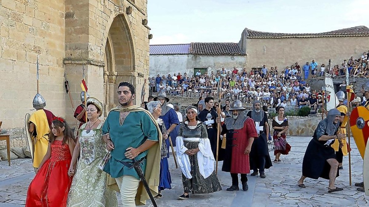 Momento de la representación del asedio de los Reyes Católicos a Castronuño.-J. M. LOSTAU