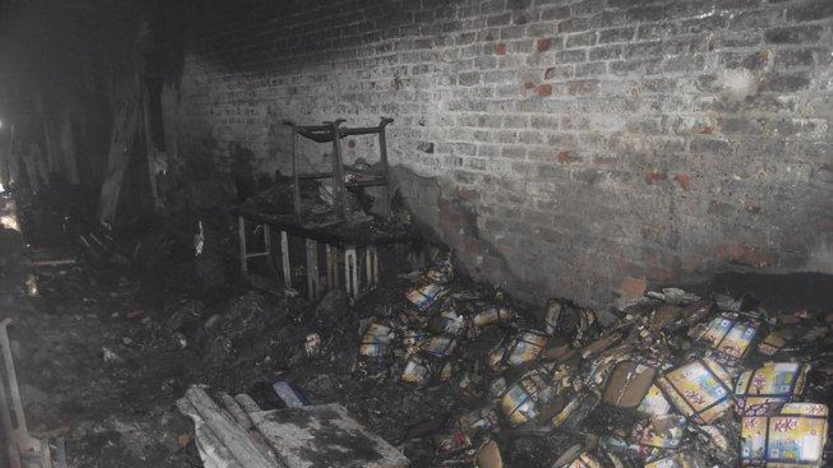 Estado en que ha quedado el interior de la fábrica incendiada en Anaj Mandi (Nueva Delhi).-AP