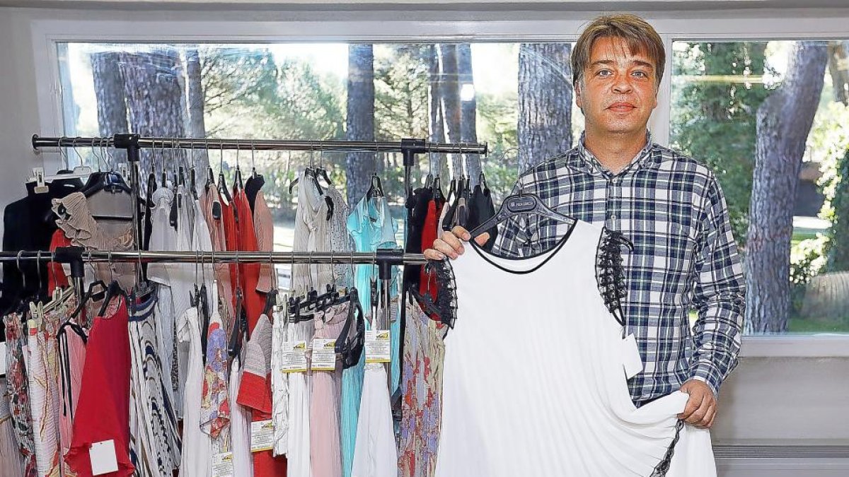 Alberto Virto muestra uno de los plisados que fabrican.-J. M. LOSTAU