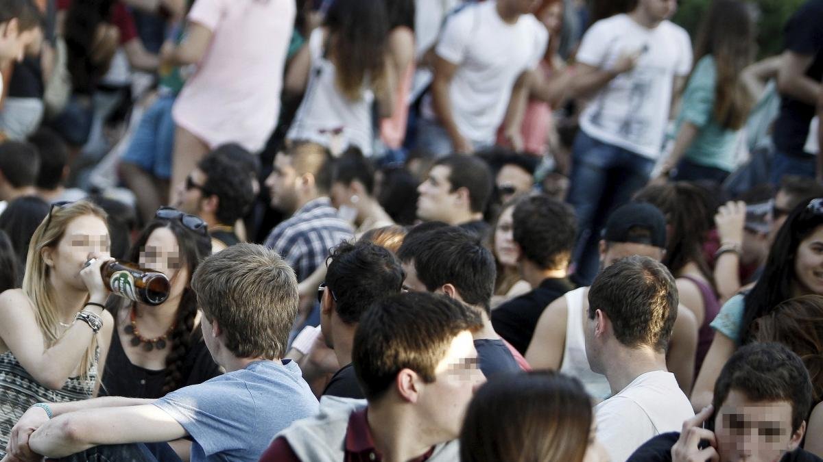 Jóvenes de botellón.-ALBERTO DI LOLLI / EL MUNDO