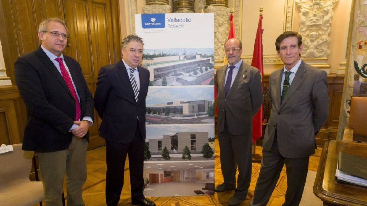 El secretario de Estado de Seguridad Social, Tomás Burgos (2i), el director general de la mutua, Heraclio Corrales (1d), y el alcalde de Valladolid, Javier León de la Riva (2d), además del subdelegado del Gobierno, Jose Antonio Martónez Bermejo (1i)-Efe