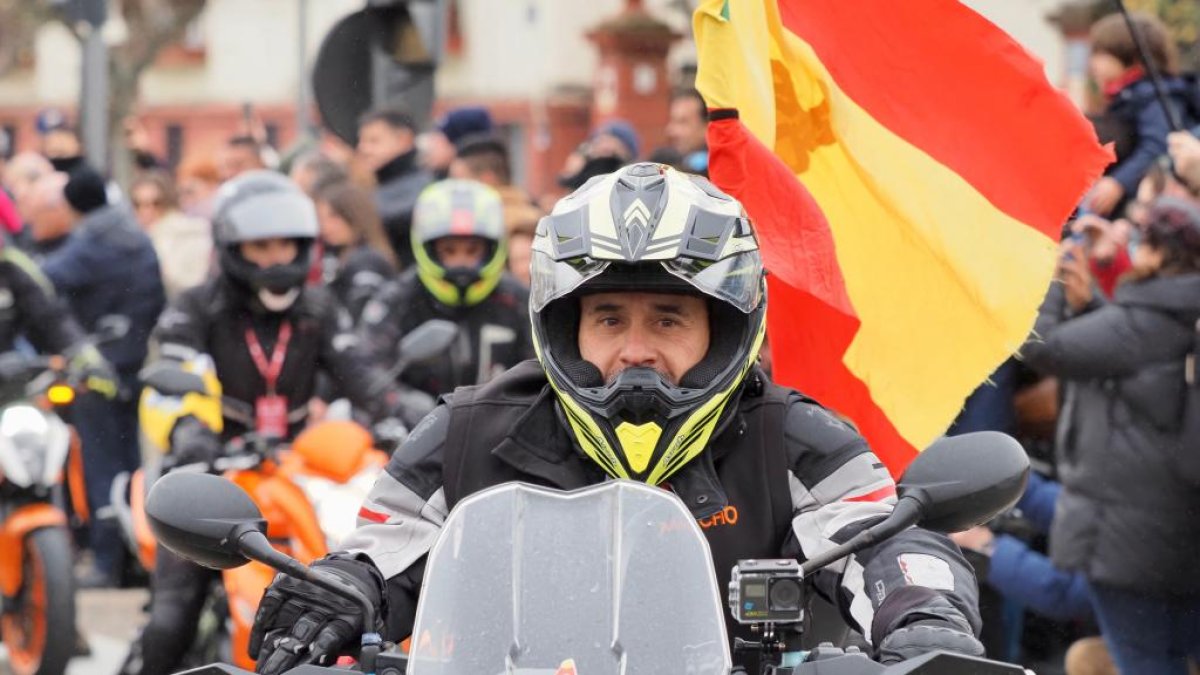 DESFILE DE LAS BANDERAS DE LA CONCENTRACIÓN MOTORISTA PINGUINOS.-PHOTOGENIC.