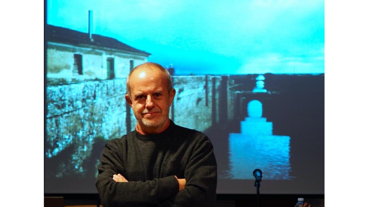 El fotógrafo José Manuel Navia,ayer, durante la presentación de su libro.-MIGUEL ANGEL SANTOS (PHOTOGENIC)