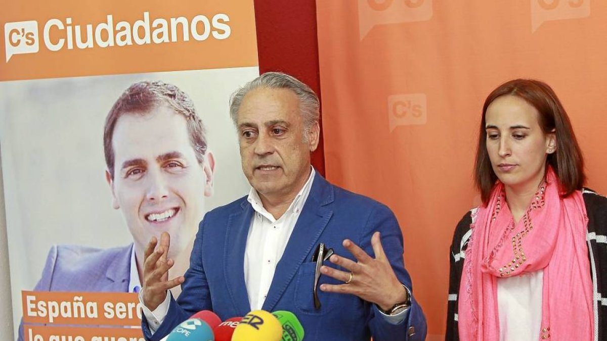Jesús Presencio y Pilar Vicente, en una acto del partido.-J.M. Lostau