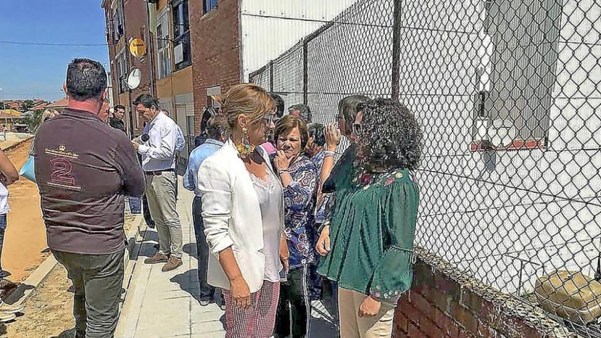 La alcaldesa de Medina del Campo, Teresa López, visita a los vecinos del Camino de La Moraleja.-EL MUNDO