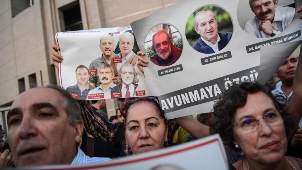 Manifestación en Estambul en julio del 2017 en apoyo a los periodistas del periódico Cumhuriyet, condenados hoy a prisión bajo cargos de terrorismo.-/ OZAN KOSE (AFP)
