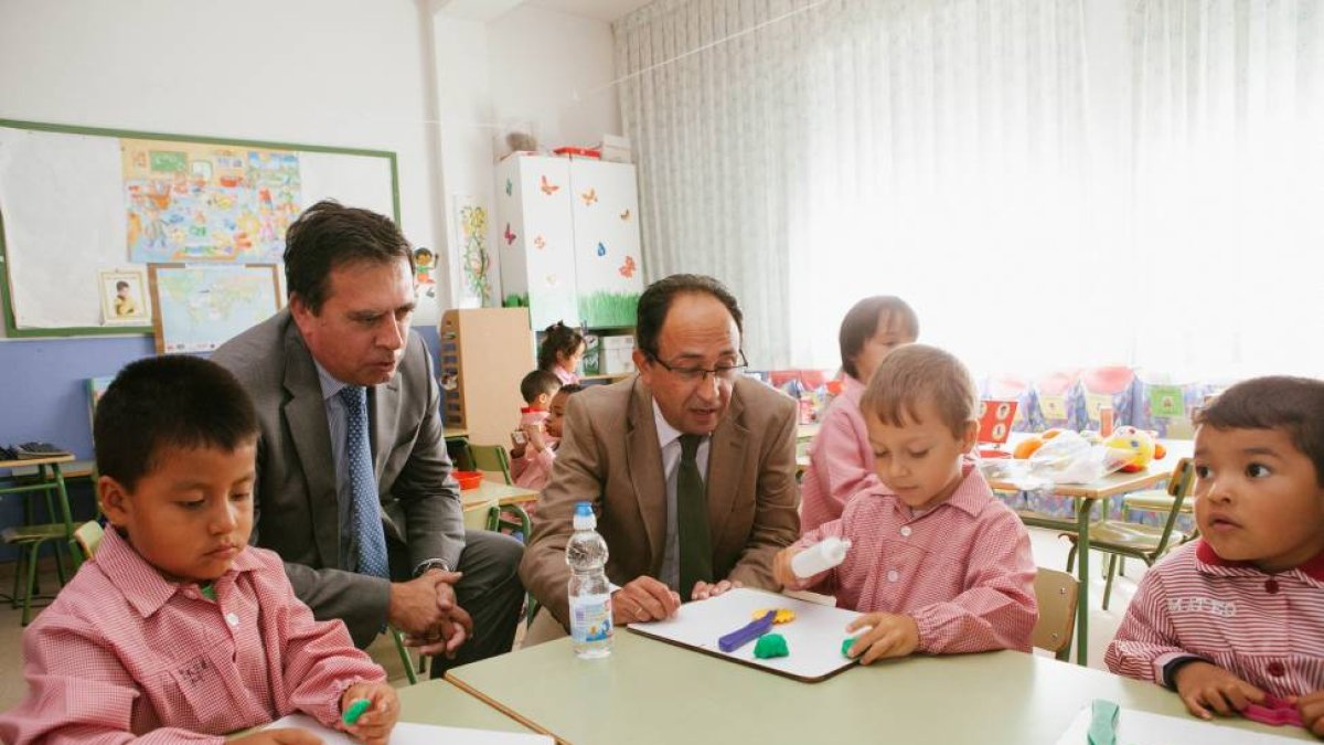 El delegado territorial, Manuel López (D), y el director provincial de Educación, Javier Barrio, presentan el curso escolar 2015-2016 en Soria.-ICAL