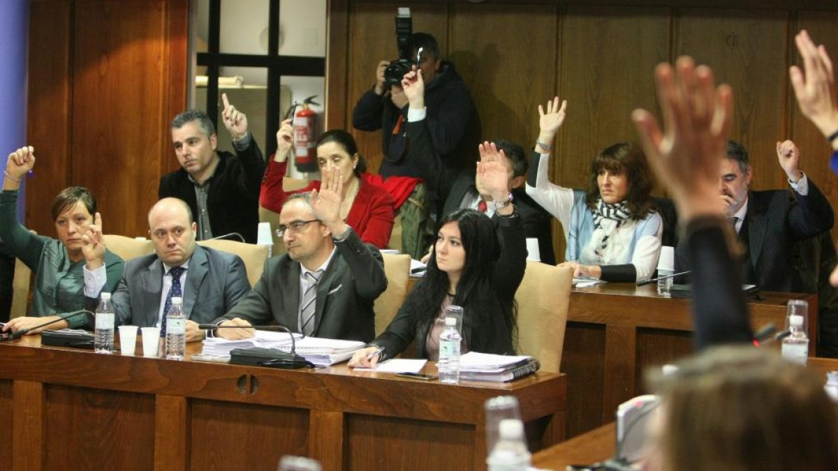 Pleno extraordinario en el Ayuntamiento de Ponferrada en el que se debate el presupuesto para el año 2016-Ical