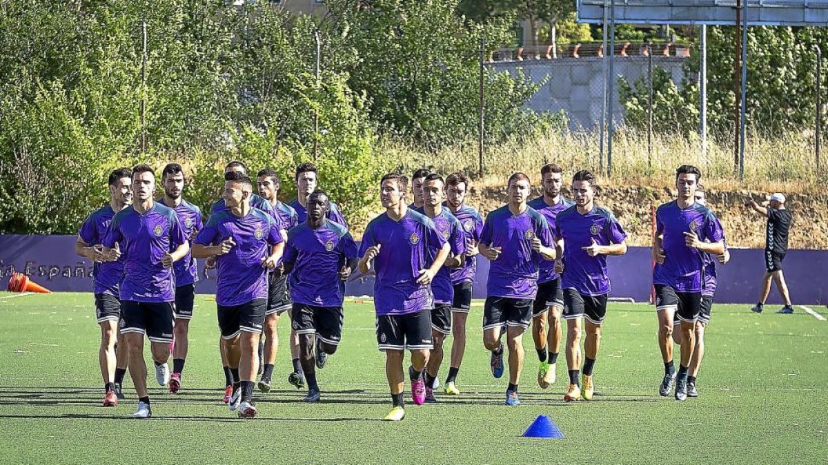 Los jugadores del filial se ponen en marcha ayer en el primer entrenamiento de la pretemporada.-MIGUEL ÁNGEL SANTOS