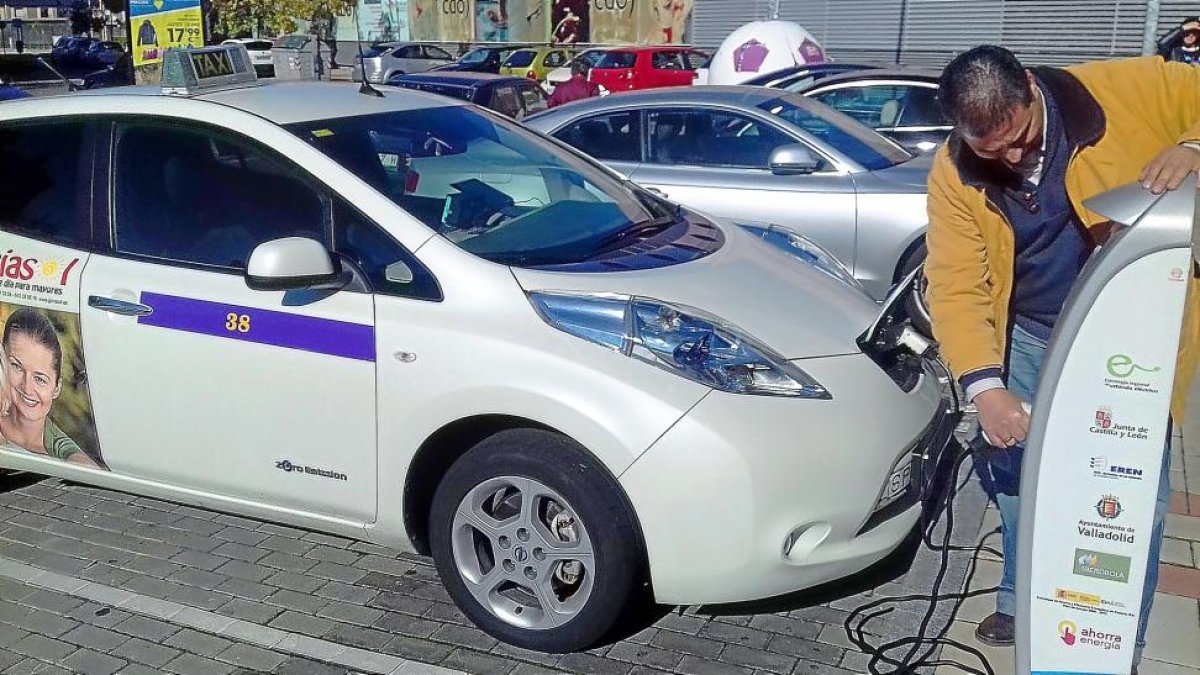 El vallisoletano Roberto San José, pionero en España en conducir un taxi cien por cien eléctrico, carga su Nissan Leaf en los puntos del CDO Covaresa .-E. M.