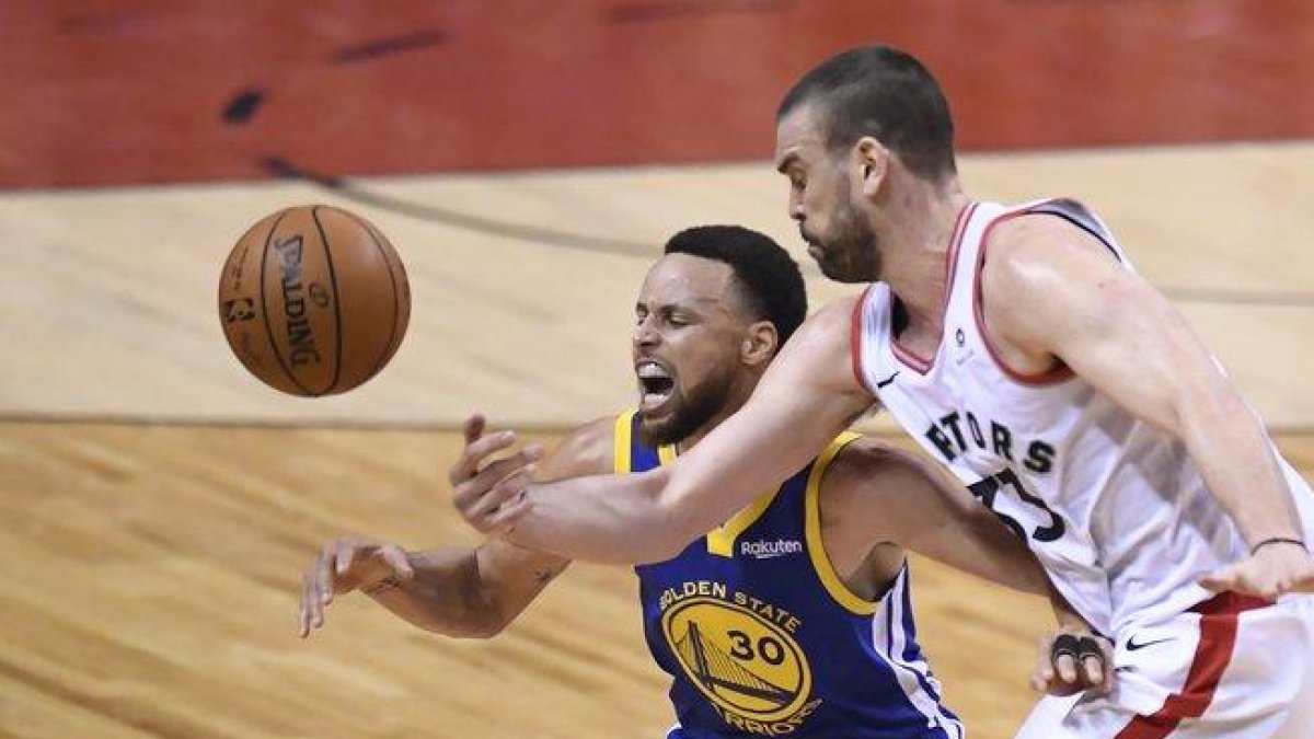 Marc Gasol y Stephen Curry.-THE CANADIAN PRESS