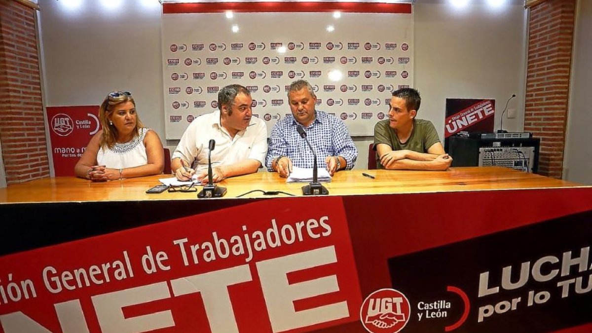 En el centro, Tomás Pérez y Juan Carlos Cáceres.-ICAL