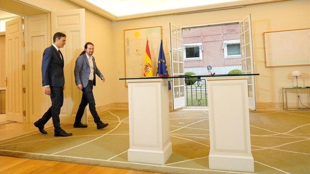 El presidente del Gobierno, Pedro Sánchez, y el líder de Unidas Podemos, Pablo Iglesias, el pasado octubre, cuando firmaron el acuerdo de Presupuestos.-JOSÉ LUIS ROCA