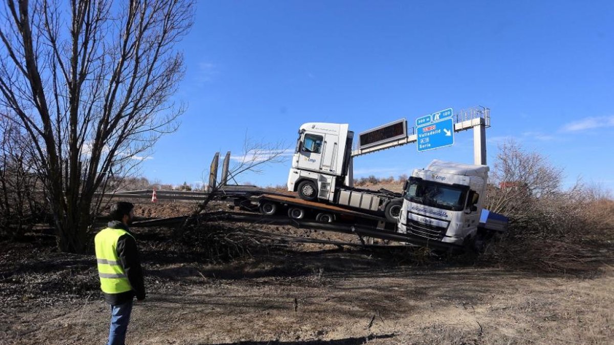 Un camionero herido en un accidente de tráfico registrado en la A-62 a la altura de Fuensaldaña (Valladolid)-ICAL