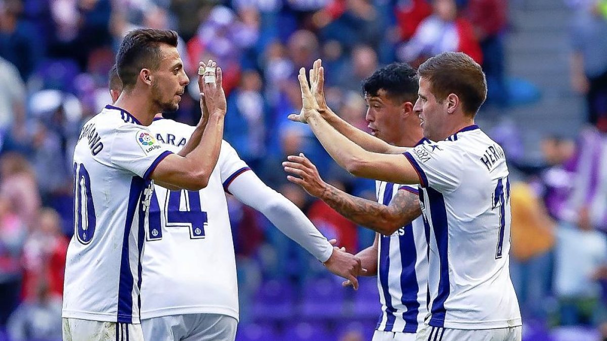Hervías celebra el gol con Óscar Plano, Alcaraz y Porro.-J.M.LOSTAU