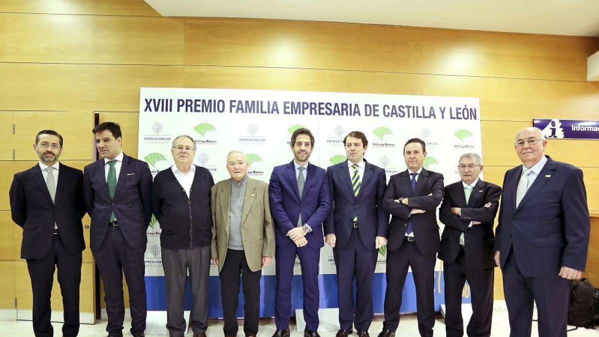 Foto de familia de los premiados con César Pontvianne y Alfonso Fernández Mañueco en el centro.-ICAL