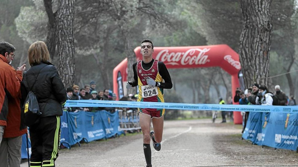 El ganador Nassim Hassaous cruza la línea de meta-José C. Castillo
