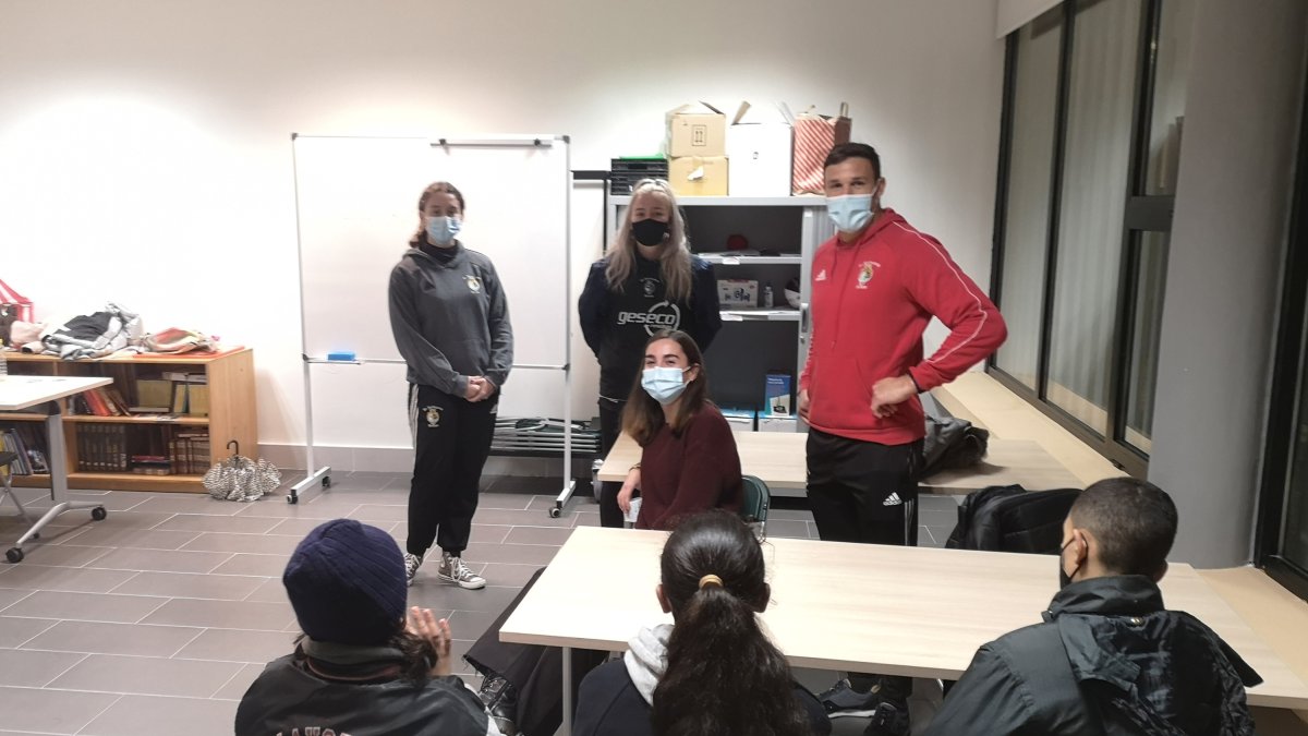 Actividad formativa en el barrio de 29 de octubre, en Pajarillos. / E.M.