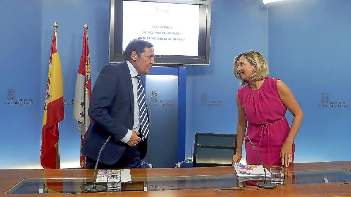 El consejero de Sanidad, Antonio María Sáez, junto a la consejera de Familia, Alicia García.-ICAL