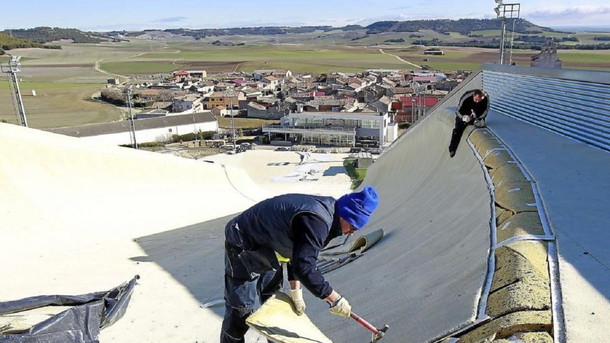 Trabajos de desmontaje de parte de la instalación de Meseta Ski en una imagen de archivo.-J. M. LOSTAU