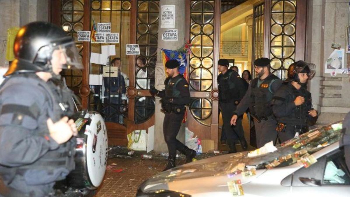 Guardias civiles en la sede de Economia, el 20-S del 2017.-ELISENDA PONS