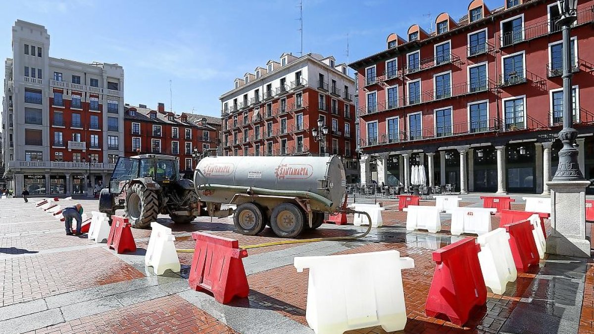 Señalización de la salida del aparcamiento hacia la calle Pasión.-J.M. LOSTAU